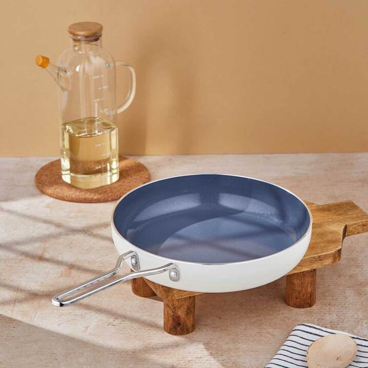 Taç Sera Feel Yanmaz Yapışmaz Seramik Tava 24 Cm / Beyaz