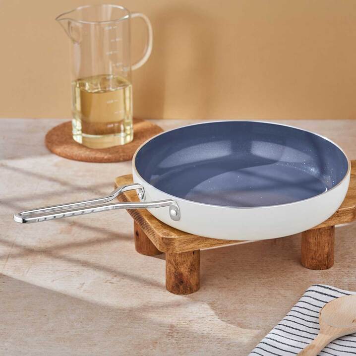 Taç Sera Feel Yanmaz Yapışmaz Seramik Tava 24 Cm / Beyaz